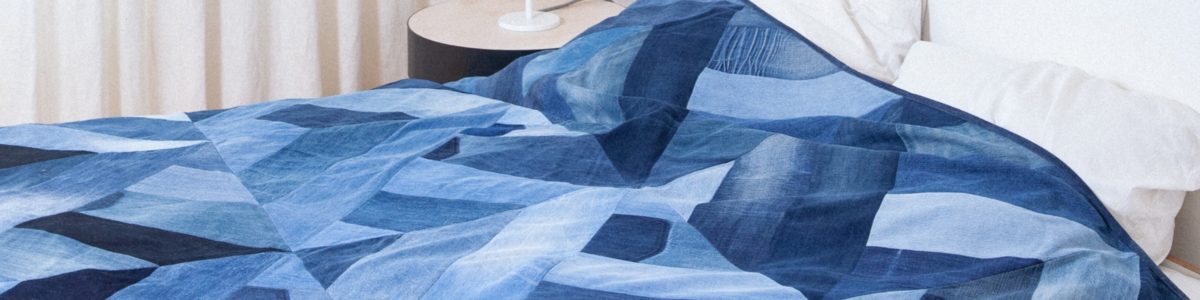 Jeansplaid aus gepatchworkten Jeans auf einem Doppelbett