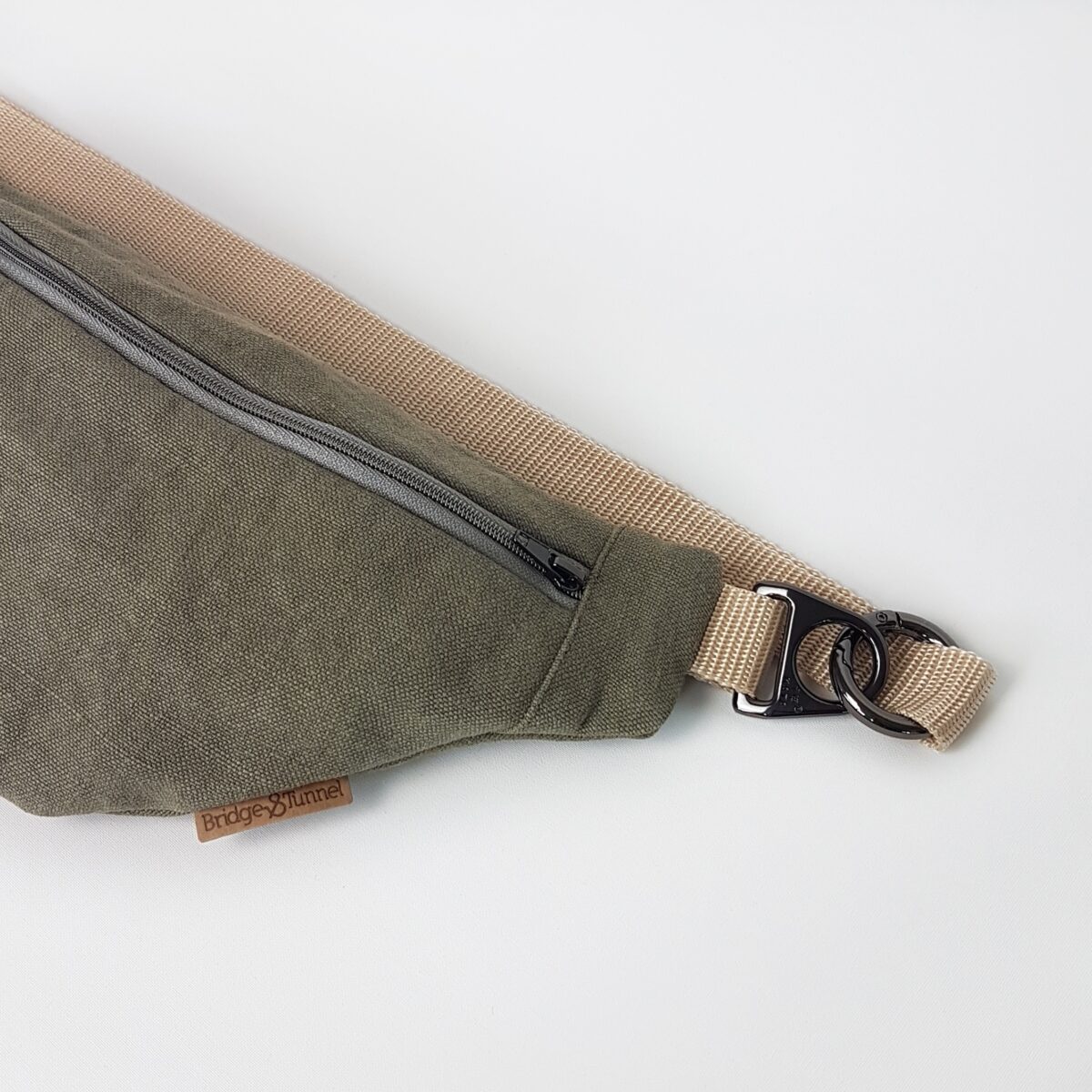 Bauchtasche aus olivfarbenem Leinen mit hellem Tragegurt