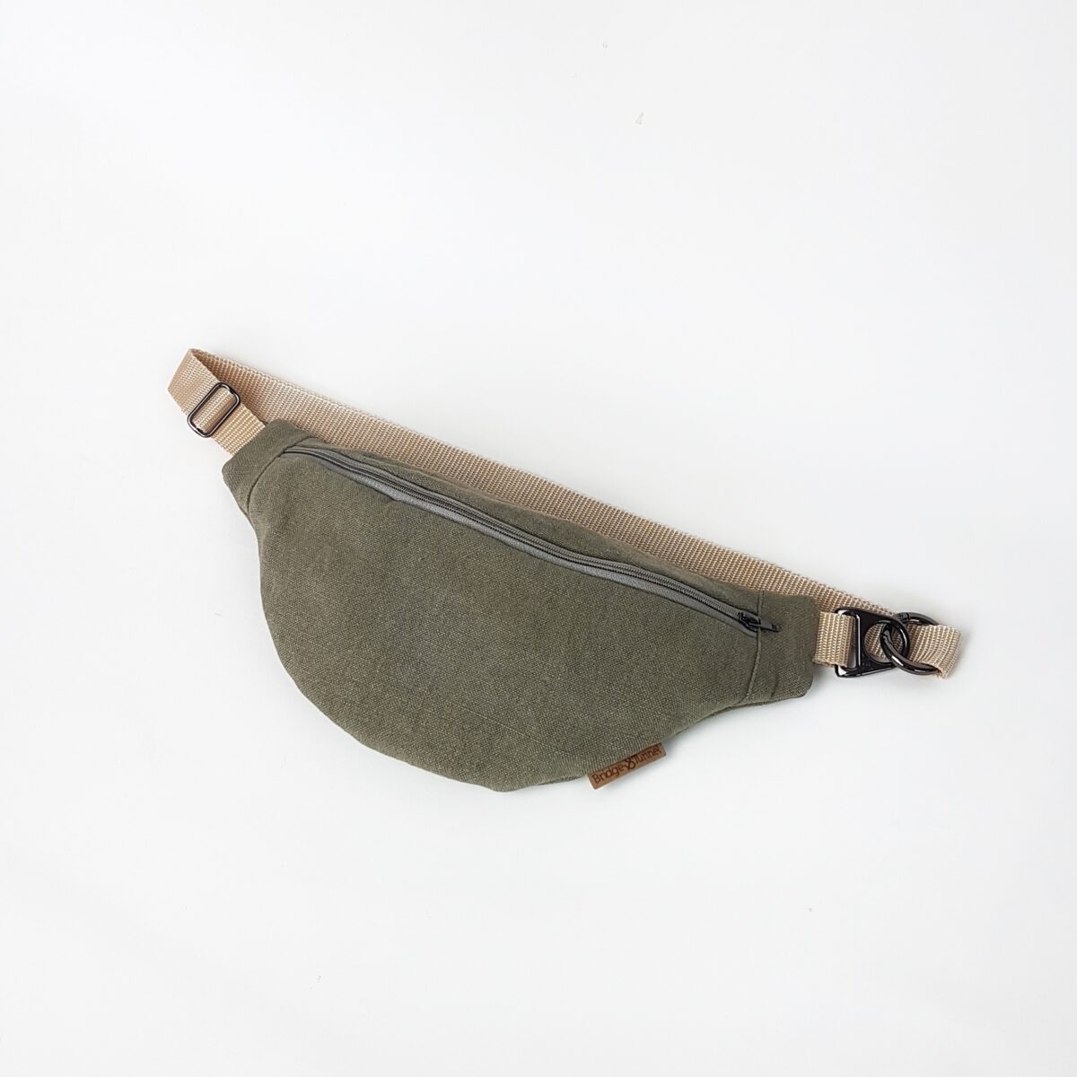 Bauchtasche aus olivfarbenem Leinen mit hellem Tragegurt