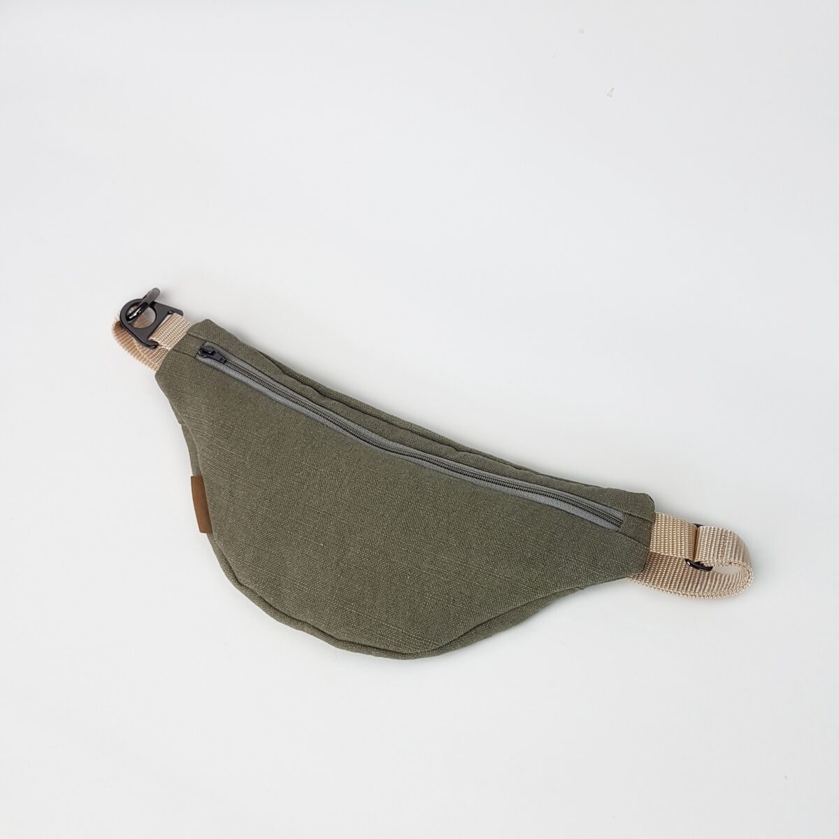 Bauchtasche aus olivfarbenem Leinen mit hellem Tragegurt