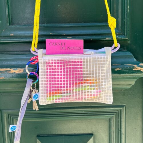 sling bag white mit pinkem Notizbuch